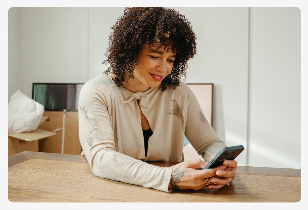 woman_sorting_their_bills_in_one_monthly_payment woman_sorting_their_bills_in_one_monthly_payment